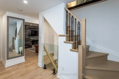 171 Walton Drive, Aurora, ON L4G 3P8