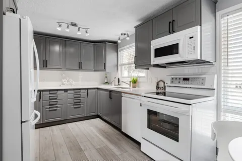 114 Tecumseth Pines Drive, New Tecumseth, ON L0G 1W0