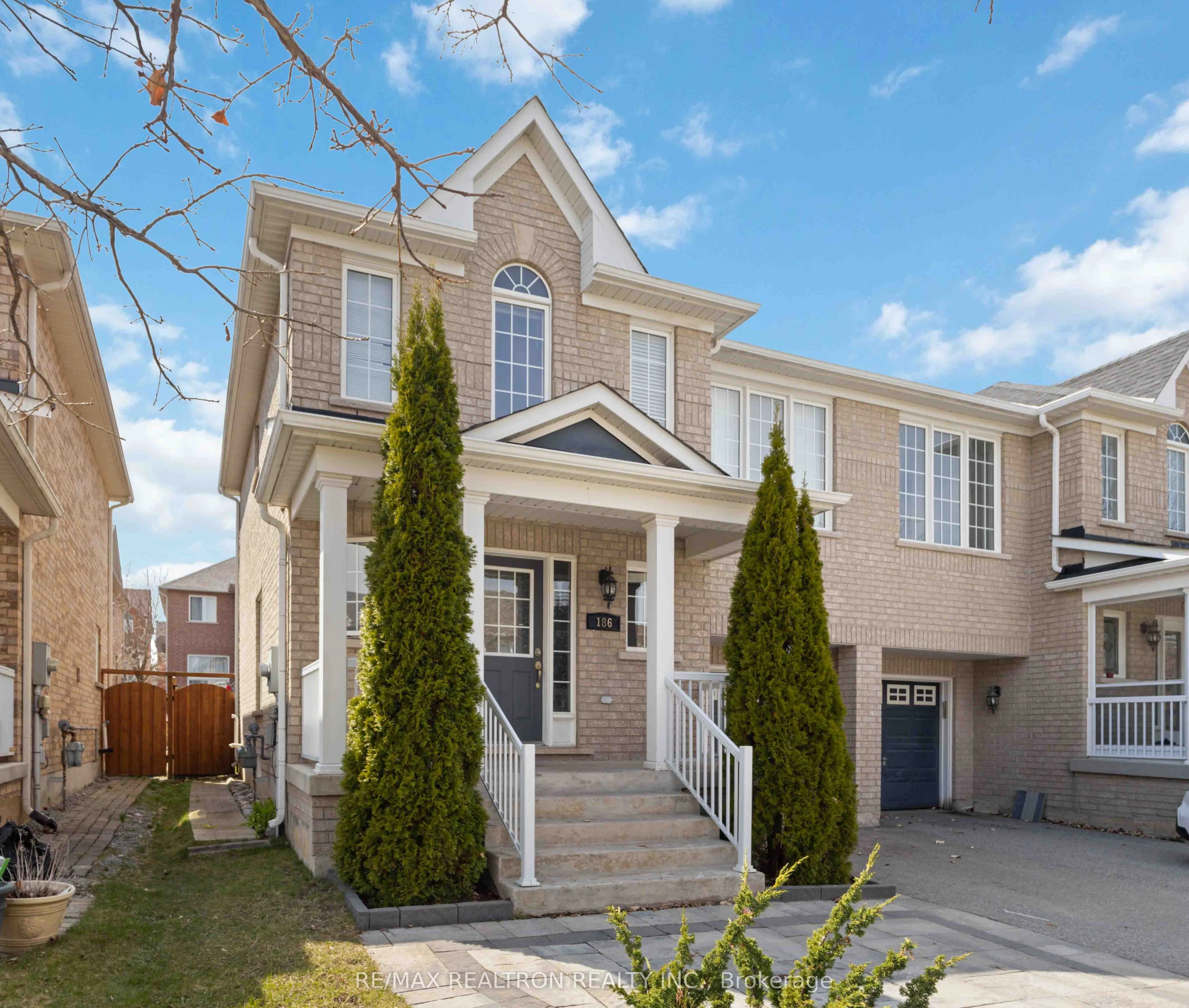 186 Gail Parks Crescent, Newmarket, ON L3X 3C2