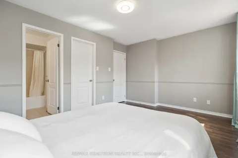 186 Gail Parks Crescent, Newmarket, ON L3X 3C2