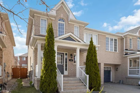 186 Gail Parks Crescent, Newmarket, ON L3X 3C2