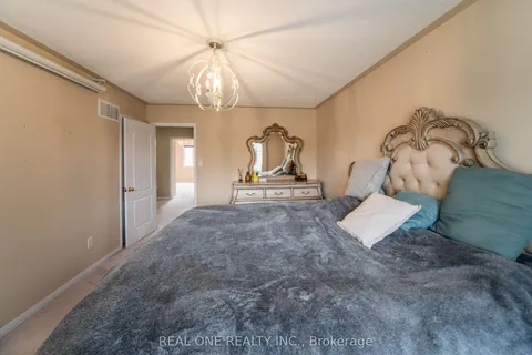 499 Jim Barber Court, Newmarket, ON L3Y 9E6