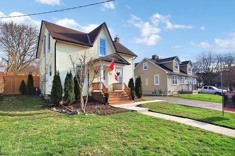 21 Irwin Avenue, Aurora, ON L4G 3G1