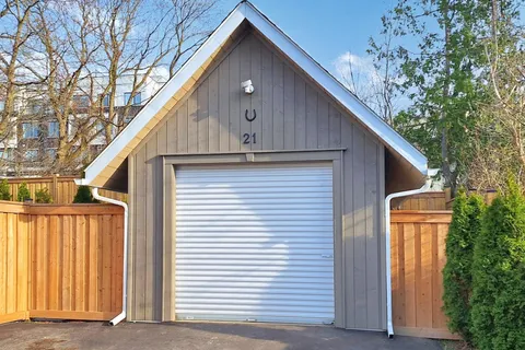 21 Irwin Avenue, Aurora, ON L4G 3G1