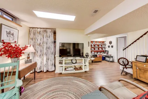 492 Dover Crescent, Newmarket, ON L3Y 6C7