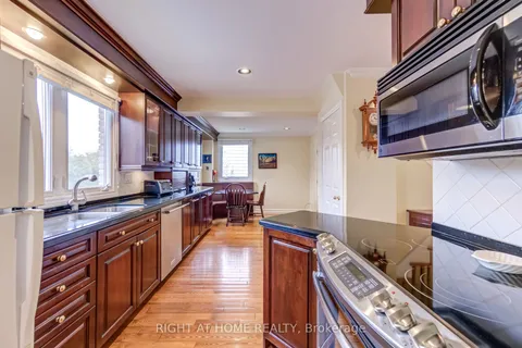 27 Sir Kay Drive, Markham, ON L3P 2Y9
