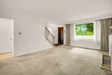 109 Centre Street, Vaughan, ON L4J 1G3