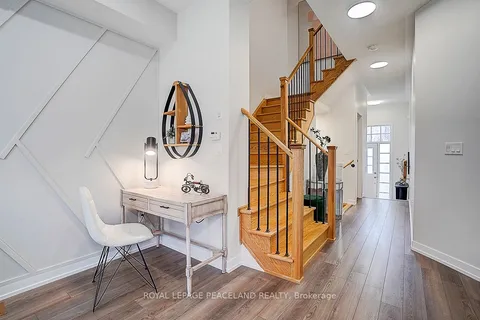 103 Knott End Crescent, Newmarket, ON L3X 3A8
