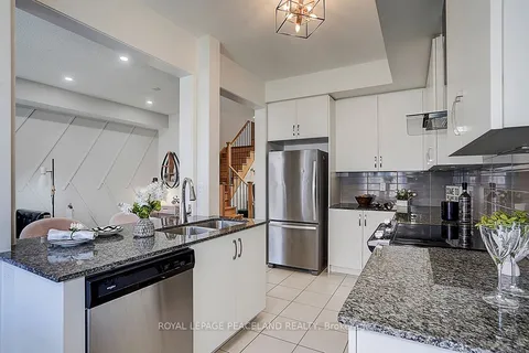 103 Knott End Crescent, Newmarket, ON L3X 3A8