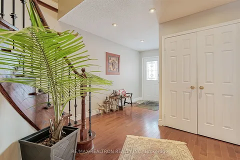 690 College Manor Drive, Newmarket, ON L3Y 8M1