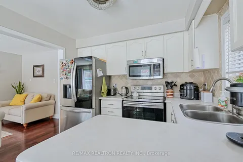 690 College Manor Drive, Newmarket, ON L3Y 8M1