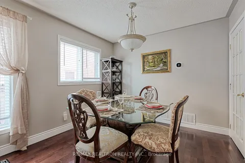 690 College Manor Drive, Newmarket, ON L3Y 8M1
