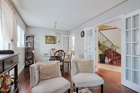 690 College Manor Drive, Newmarket, ON L3Y 8M1