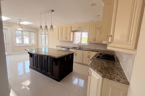 2 Gatewood Court, Richmond Hill, ON L4B 2L5
