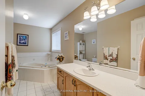 393 Coachwhip Trail, Newmarket, ON L3X 2R2