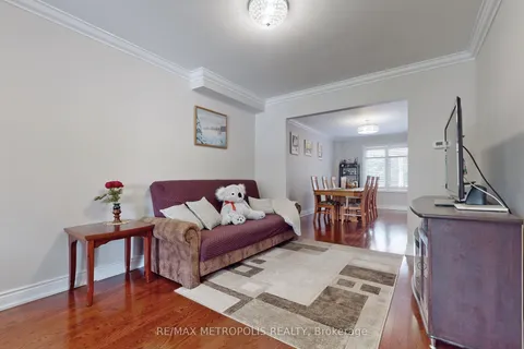 64 Mandel Crescent, Richmond Hill, ON L4C 9Z7