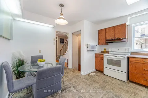 77 Bedford Park Avenue, Richmond Hill, ON L4C 2N9