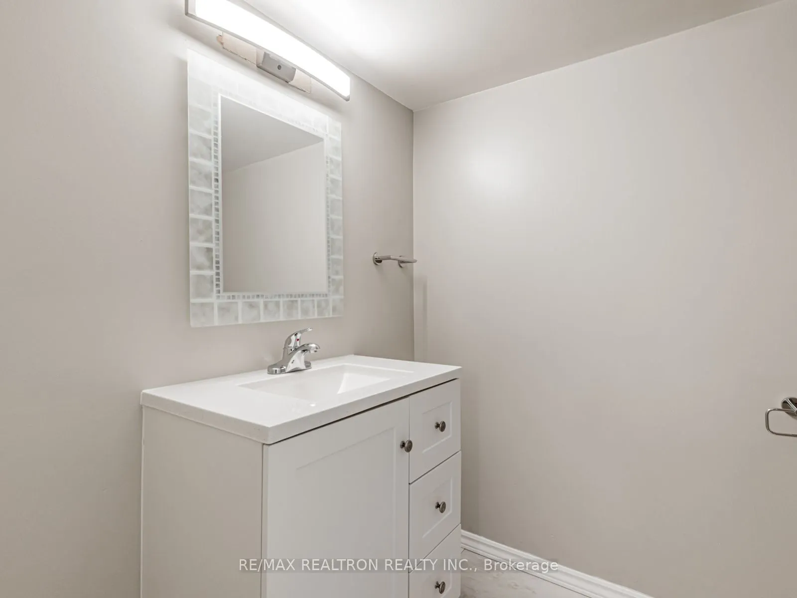 160 Longford Drive, Newmarket, ON L3Y 2Y8