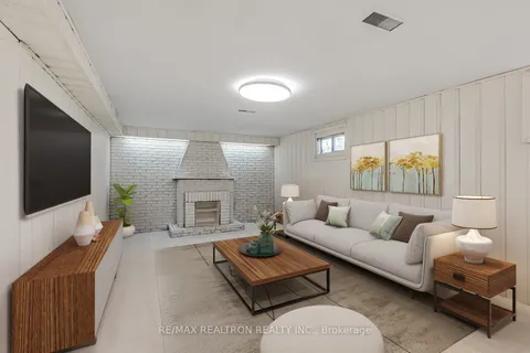 160 Longford Drive, Newmarket, ON L3Y 2Y8