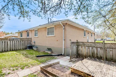 160 Longford Drive, Newmarket, ON L3Y 2Y8