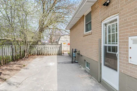 160 Longford Drive, Newmarket, ON L3Y 2Y8