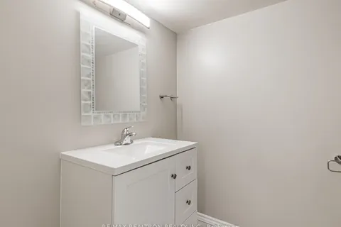 160 Longford Drive, Newmarket, ON L3Y 2Y8