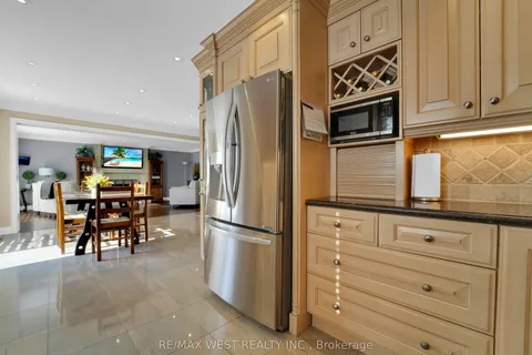 303 Wycliffe Avenue, Vaughan, ON L4L 3N7