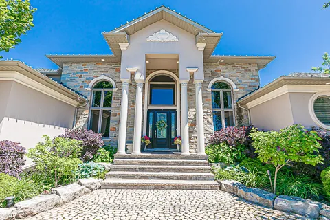 16 Lake Woods Drive, Whitchurch-Stouffville, ON L4A 1P9