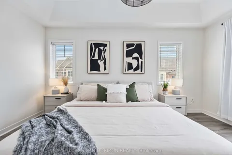 81 Dundonald Trail, Newmarket, ON L3Y 0E1