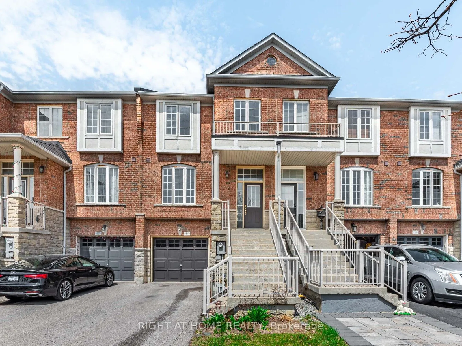 44 MARTELL Gate, Aurora, ON L4G 0A3