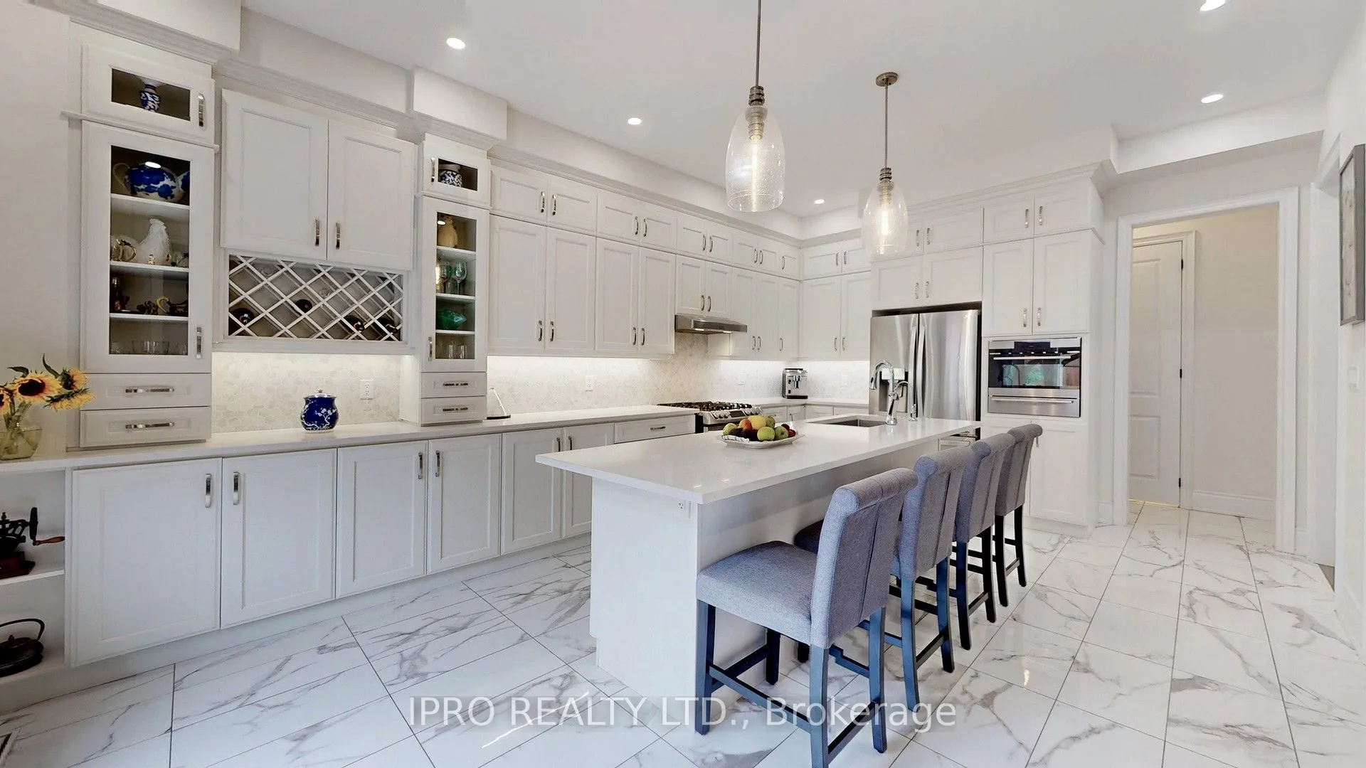 20 Clara May Avenue, East Gwillimbury, ON L9N 0R4