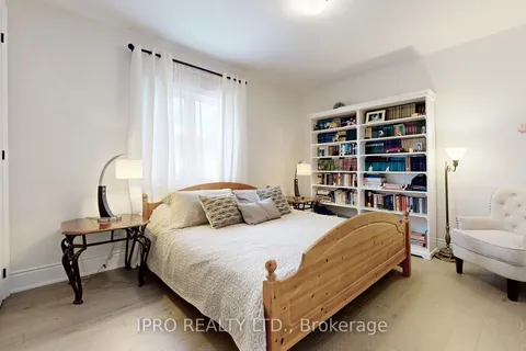 20 Clara May Avenue, East Gwillimbury, ON L9N 0R4
