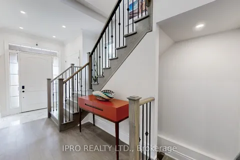 20 Clara May Avenue, East Gwillimbury, ON L9N 0R4