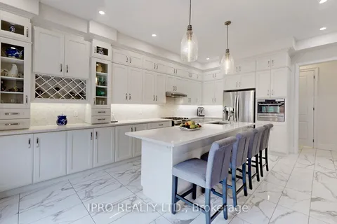 20 Clara May Avenue, East Gwillimbury, ON L9N 0R4