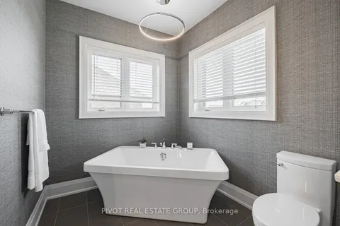 4 Clara May Avenue, East Gwillimbury, ON L9N 0R4