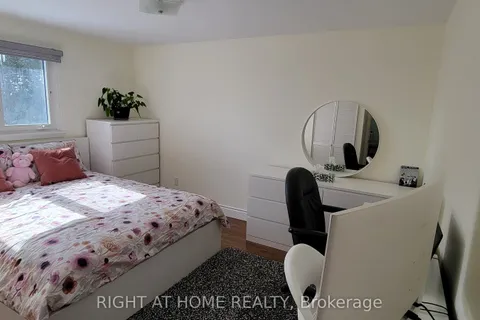 33 Royal Orchard Boulevard, Markham, ON L3T 3C4