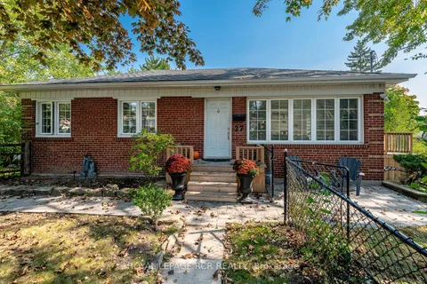 27 Boothbay Crescent, Newmarket, ON L3Y 1X6