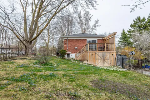 27 Boothbay Crescent, Newmarket, ON L3Y 1X6