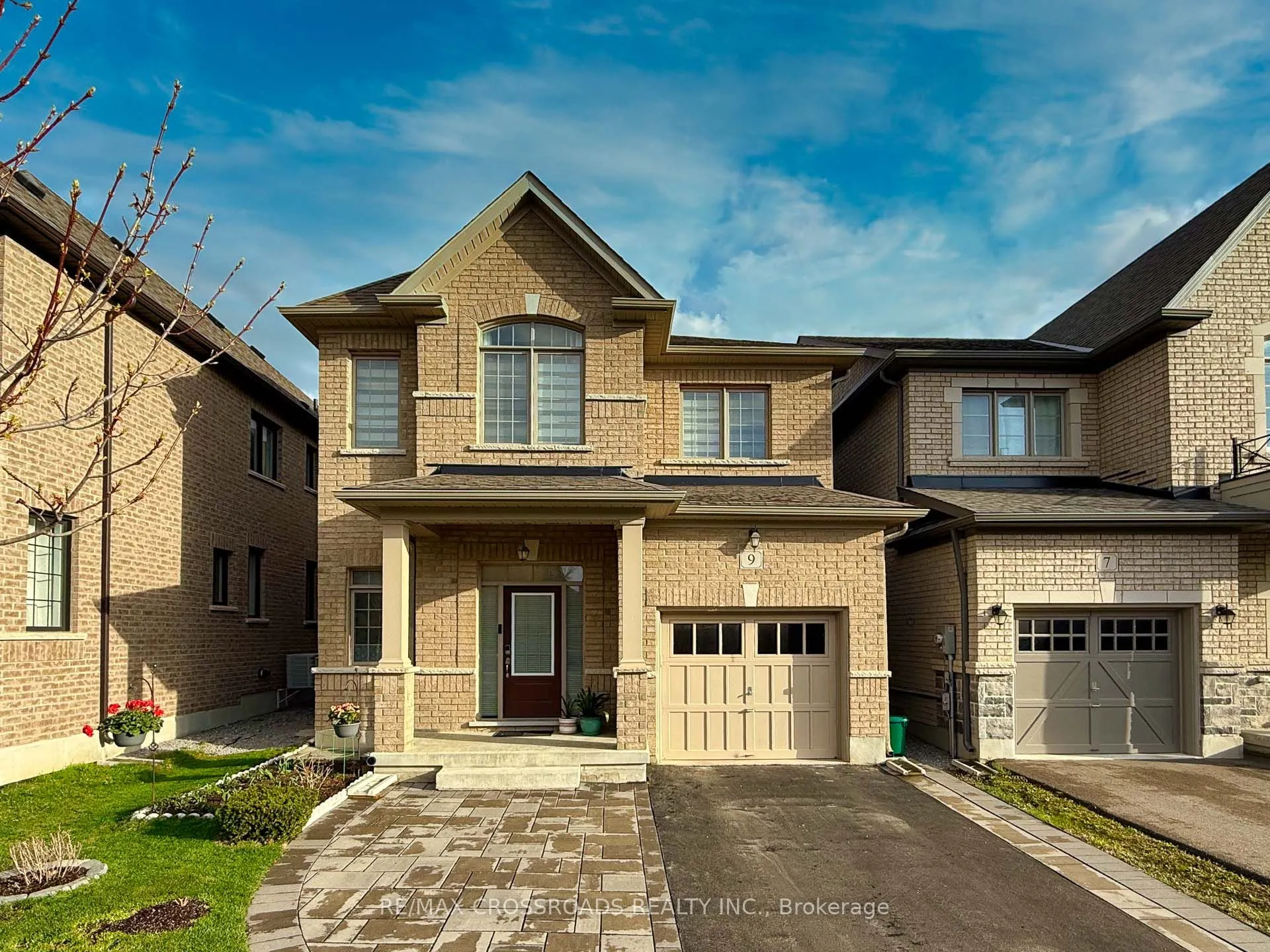9 Temple Avenue, East Gwillimbury, ON L9N 0P2