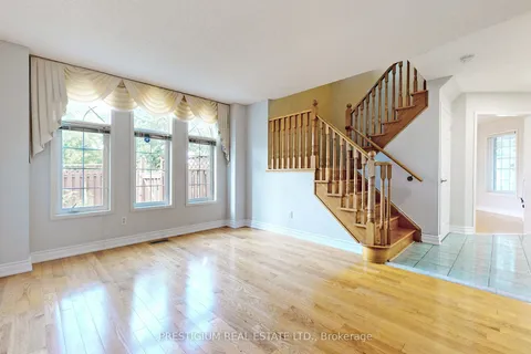 31 Meadowgrass Crescent, Markham, ON L3S 4B2