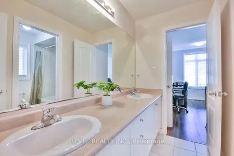 55 Tyndall Drive, Bradford West Gwillimbury, ON L3Z 4G7