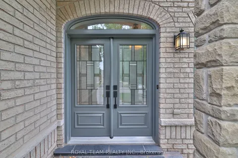 2 Gleave Court, Aurora, ON L4G 7L9