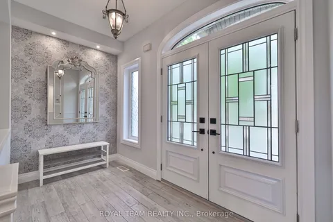 2 Gleave Court, Aurora, ON L4G 7L9
