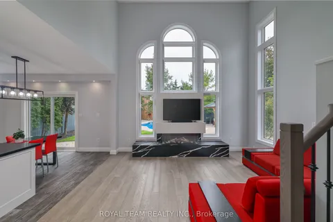 2 Gleave Court, Aurora, ON L4G 7L9