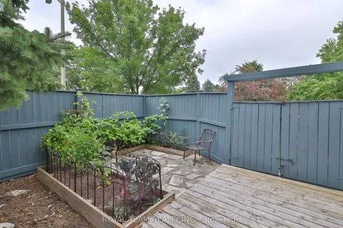 2 Gleave Court, Aurora, ON L4G 7L9