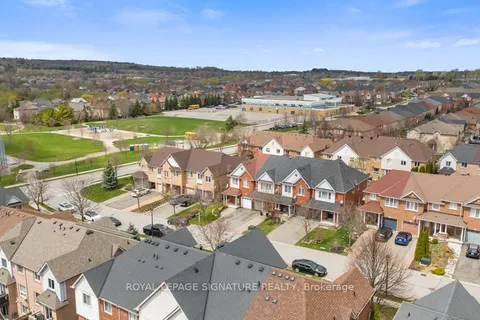 60 Hartford Crescent, Newmarket, ON L3X 2Z5