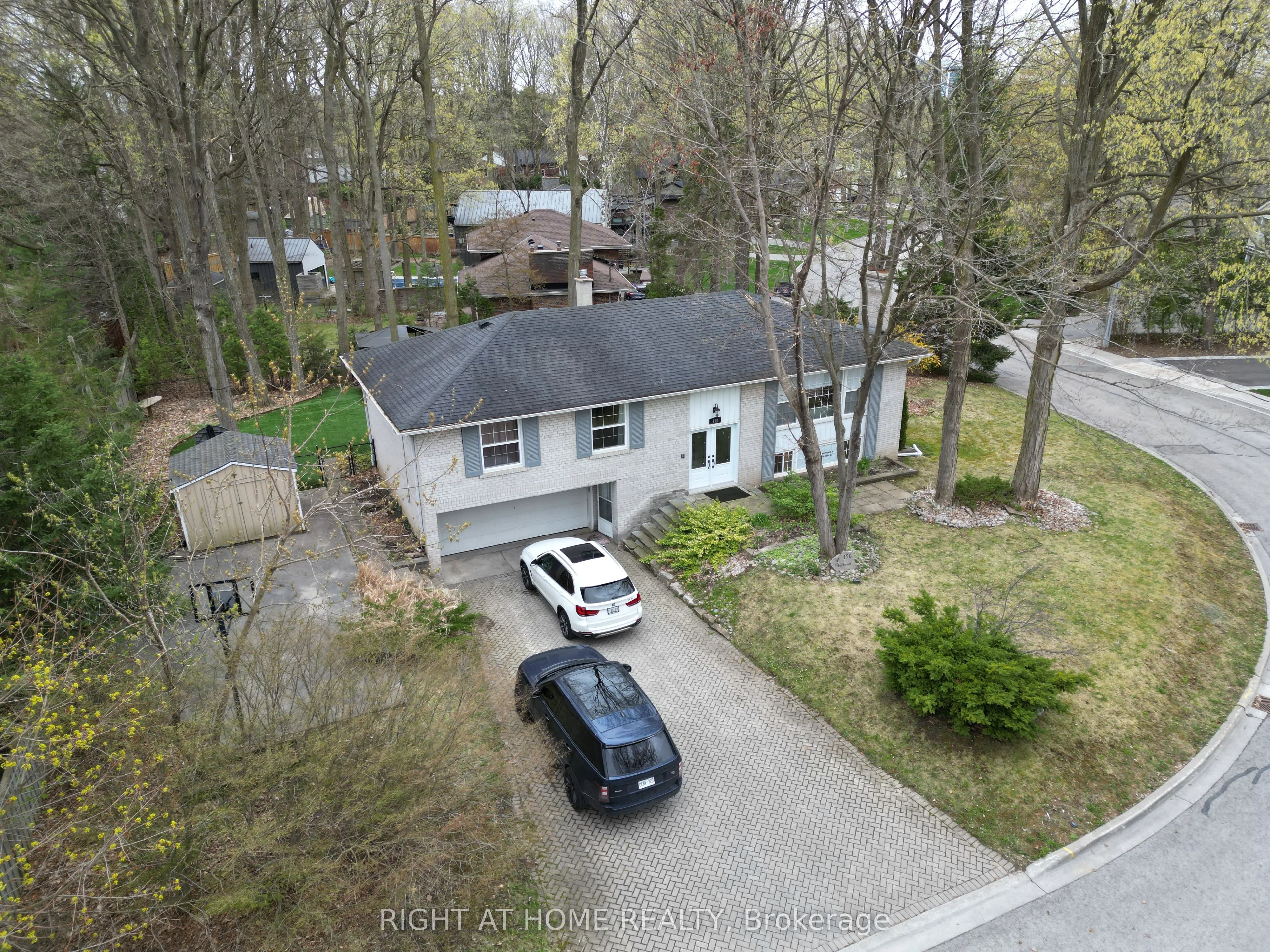 190 Beechwood Crescent, Newmarket, ON L3Y 1W3
