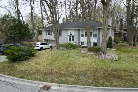 190 Beechwood Crescent, Newmarket, ON L3Y 1W3