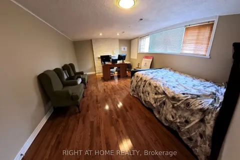 190 Beechwood Crescent, Newmarket, ON L3Y 1W3