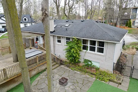 190 Beechwood Crescent, Newmarket, ON L3Y 1W3